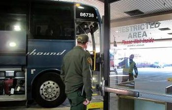 Transporte de inmigrantes a Laredo genera crisis