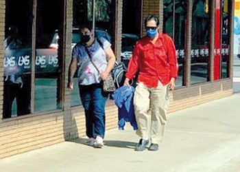 Laredenses ignoran orden de Abbott y usan cubierta facial