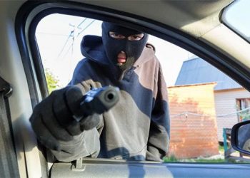 Asaltan a pareja mientras tenía relaciones en su auto; disparan y matan a joven