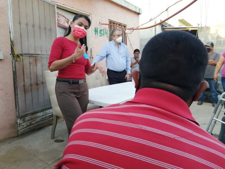 Asesora Cristabell a invidentes sobre cómo mejorar sus ingresos