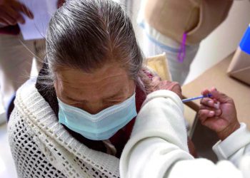 Piden a adultos mayores vacunarse contra Covid