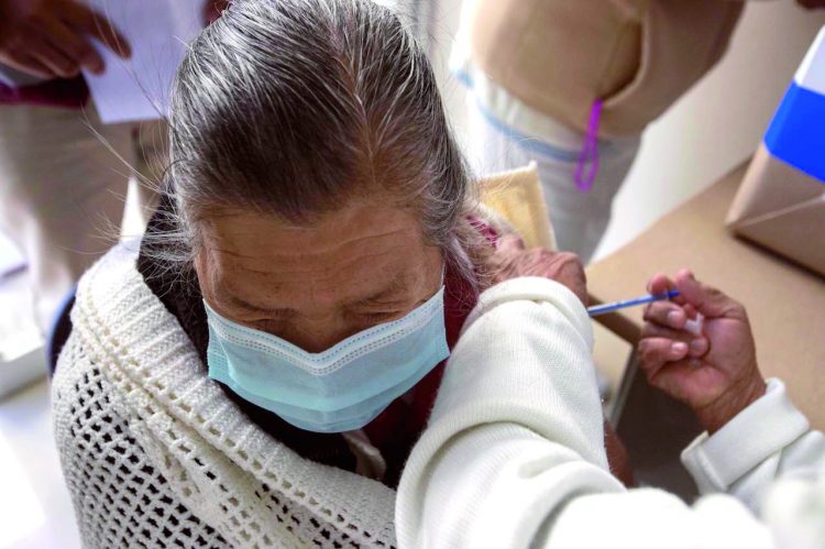 Piden a adultos mayores vacunarse contra Covid