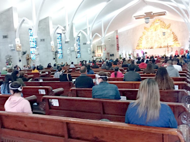 Acuden feligreses a iglesias a celebrar ‘Domingo de Ramos’