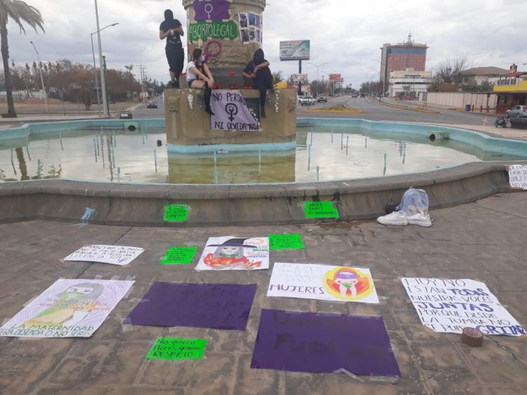 ‘Lilas’ se manifiestan y exhiben a presuntos acosadores