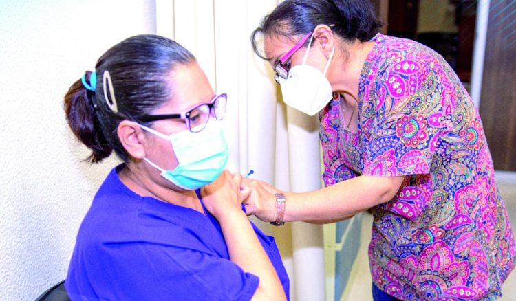 Reanudarán el domingo vacunación de adultos mayores