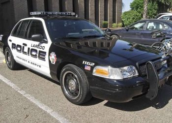 Policía es arrestado por varios delitos