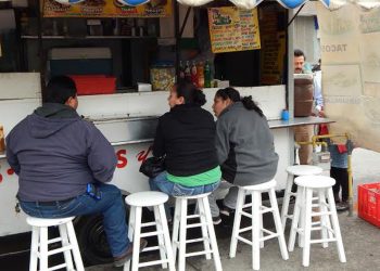 Revisa Coepris a vendedores de alimentos