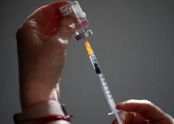 Sigue polémica con AstraZeneca: Enfermera recibe vacuna y muere dos días después