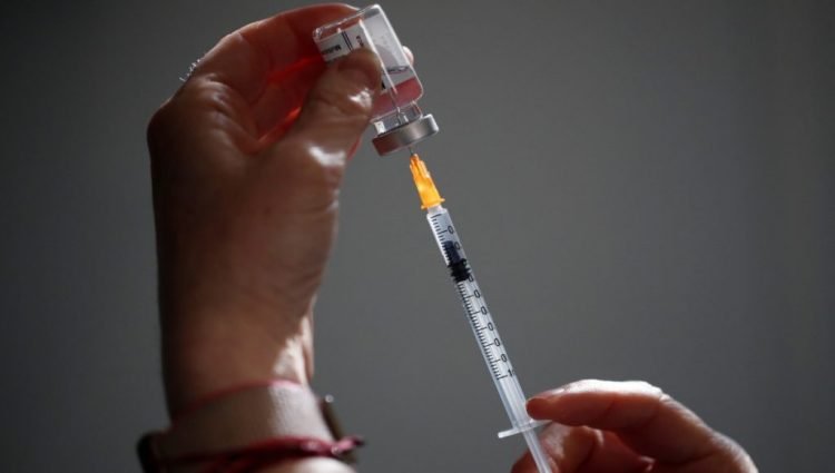 Sigue polémica con AstraZeneca: Enfermera recibe vacuna y muere dos días después