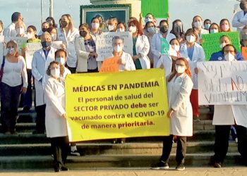 Médicos demandan vacuna anti-Covid