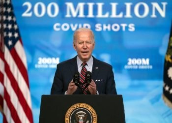 Supera Biden aprobación de Trump en primeros 100 días