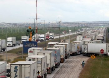 Vacunan contra Covid a traileros mexicanos