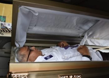 VIDEO| Inicia campaña dentro de un ataúd candidato del PES a diputado federal