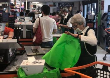 Adultos mayores ya vacunados pueden volver a tarea voluntaria como empacadores, dice el Inapam