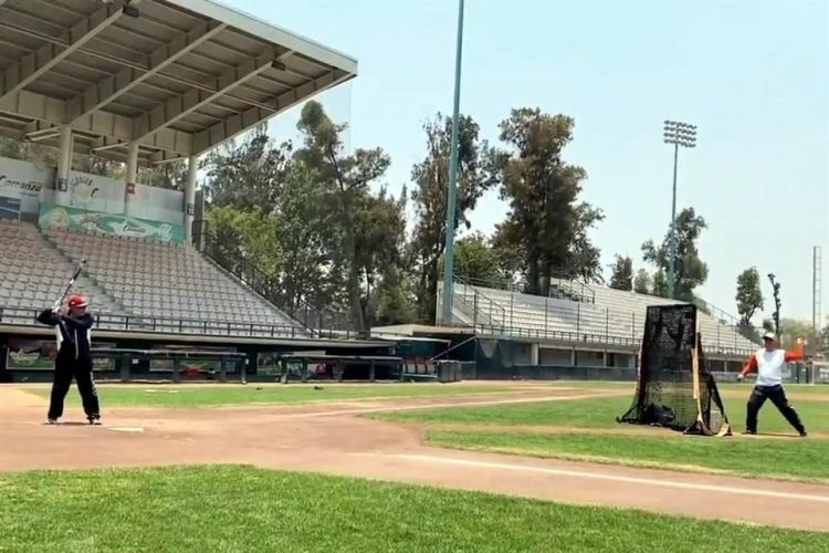 Practica AMLO béisbol en contingencia ambiental
