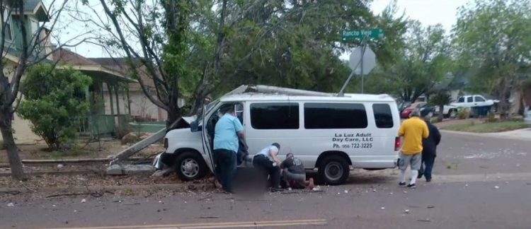 Dos heridos, luego de estrellarse contra un árbol