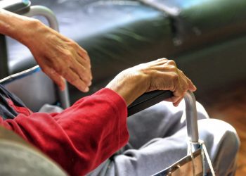 Dos jóvenes se disfrazan de abuelitos para vacunarse contra covid en CdMx