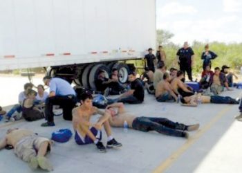 Rescatan a 50 indocumentados de tráiler