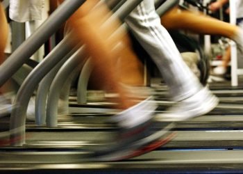 Estados Unidos pide dejar de usar caminadora Peloton tras la muerte de un niño