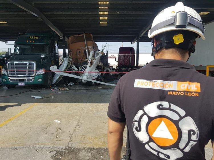Cae avioneta en la carretera a Laredo; habría 6 muertos