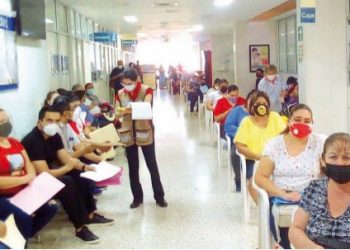 Aplican segunda dosis de vacuna Pfizer a personal de salud