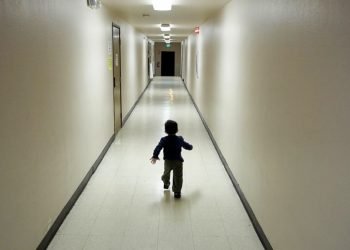 Investigarán presunto abuso a niños en centro migratorio de Texas