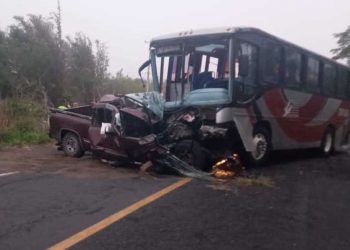 Chocan autobús de pasajeros y camioneta en Veracruz; hay 2 muertos y 6 heridos