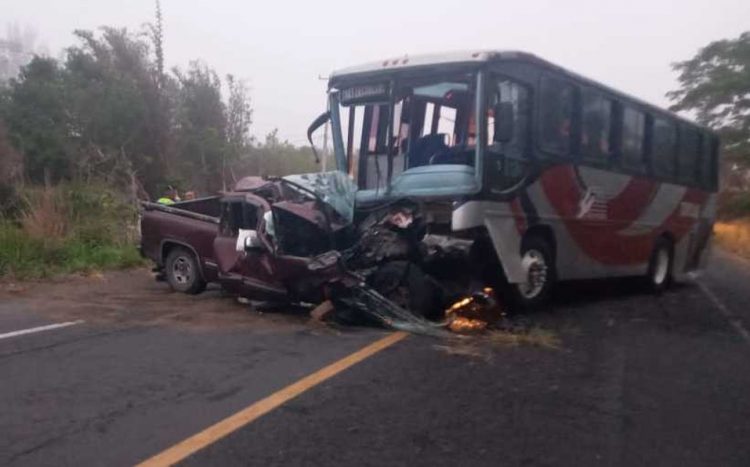 Chocan autobús de pasajeros y camioneta en Veracruz; hay 2 muertos y 6 heridos