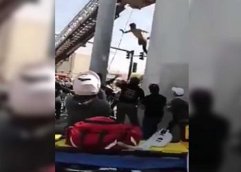 FUERTES IMÁGENES: Intenta suicidarse de puente, se arrepiente y luego cae