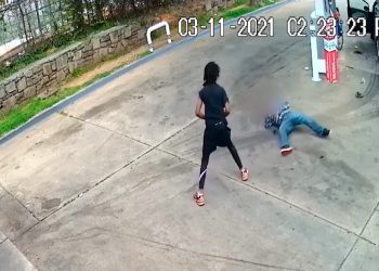 VIDEO: Un anciano de 82 años derriba a un joven armado que intentaba robarle su auto