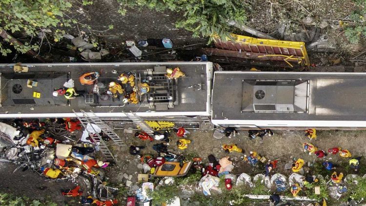 Al menos 51 personas mueren en accidente de tren en Taiwán