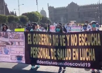 Exigen médicos privados a AMLO que cumpla promesa de vacunarlos