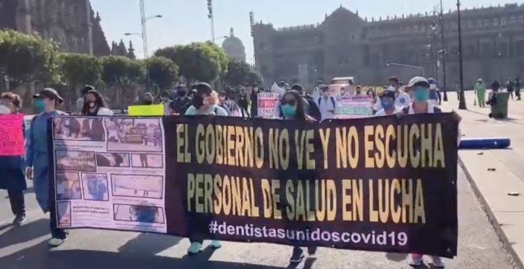 Exigen médicos privados a AMLO que cumpla promesa de vacunarlos