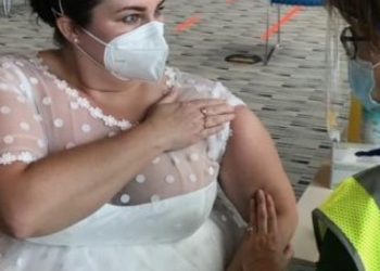 Asiste con vestido de novia para recibir la vacuna contra Covid-19