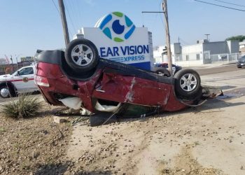 Resulta milagrosamente ileso tras una aparatosa volcadura