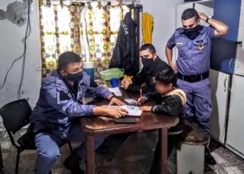 LE CAYÓ LA VOLADORA: MAMÁ PIDE AYUDA A LA POLICÍA PORQUE SU HIJO NO QUERÍA HACER LA TAREA