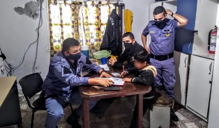 LE CAYÓ LA VOLADORA: MAMÁ PIDE AYUDA A LA POLICÍA PORQUE SU HIJO NO QUERÍA HACER LA TAREA