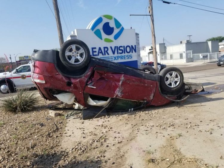 Resulta milagrosamente ileso tras una aparatosa volcadura