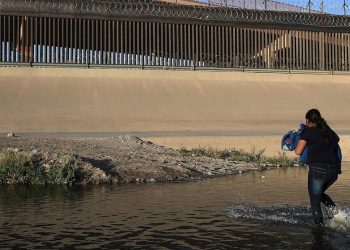 Texas y Missouri demandan al gobierno de Biden por suspender programa ‘Quédate en México’