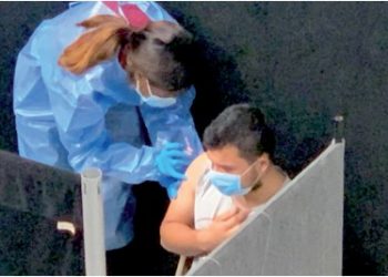 Vacunan a estudiantes en TAMIU y LISD