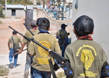 Niños de entre 6 y 11 años se unen a la policía comunitaria en Guerrero