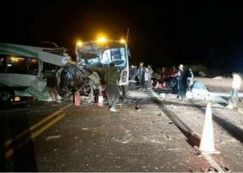 Reportan 16 muertos en choque entre transporte de personal y una camioneta en Sonora