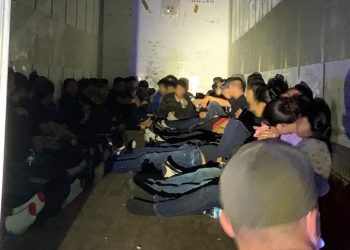 63 centroamericanos en un trailer, interceptados por policías escolares