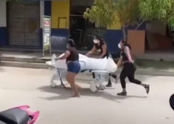 Familia roba el cadáver de hombre que murió por Covid-19 y lo lleva en camilla para sepultarlo | Video