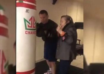 VIDEO | “A VER SI LA HAGO CAMPEONA”: JULIO CÉSAR CHÁVEZ LE ENSEÑA BOX A SU MAMÁ