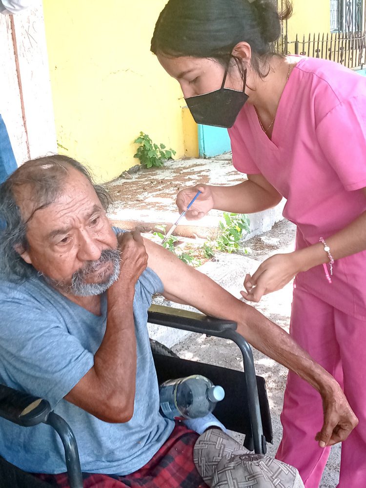 Siguen llevando vacuna anti-Covid a domicilio