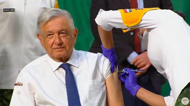AMLO recibe la primera dosis de la vacuna de AstraZeneca contra el COVID-19