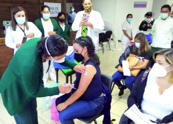 Investigarán a maestros que no se vacunaron