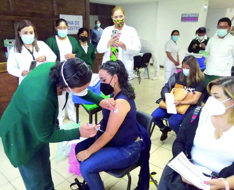 Investigarán a maestros que no se vacunaron