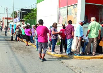 Por falta de documentación se hacen largas filas de adultos mayores